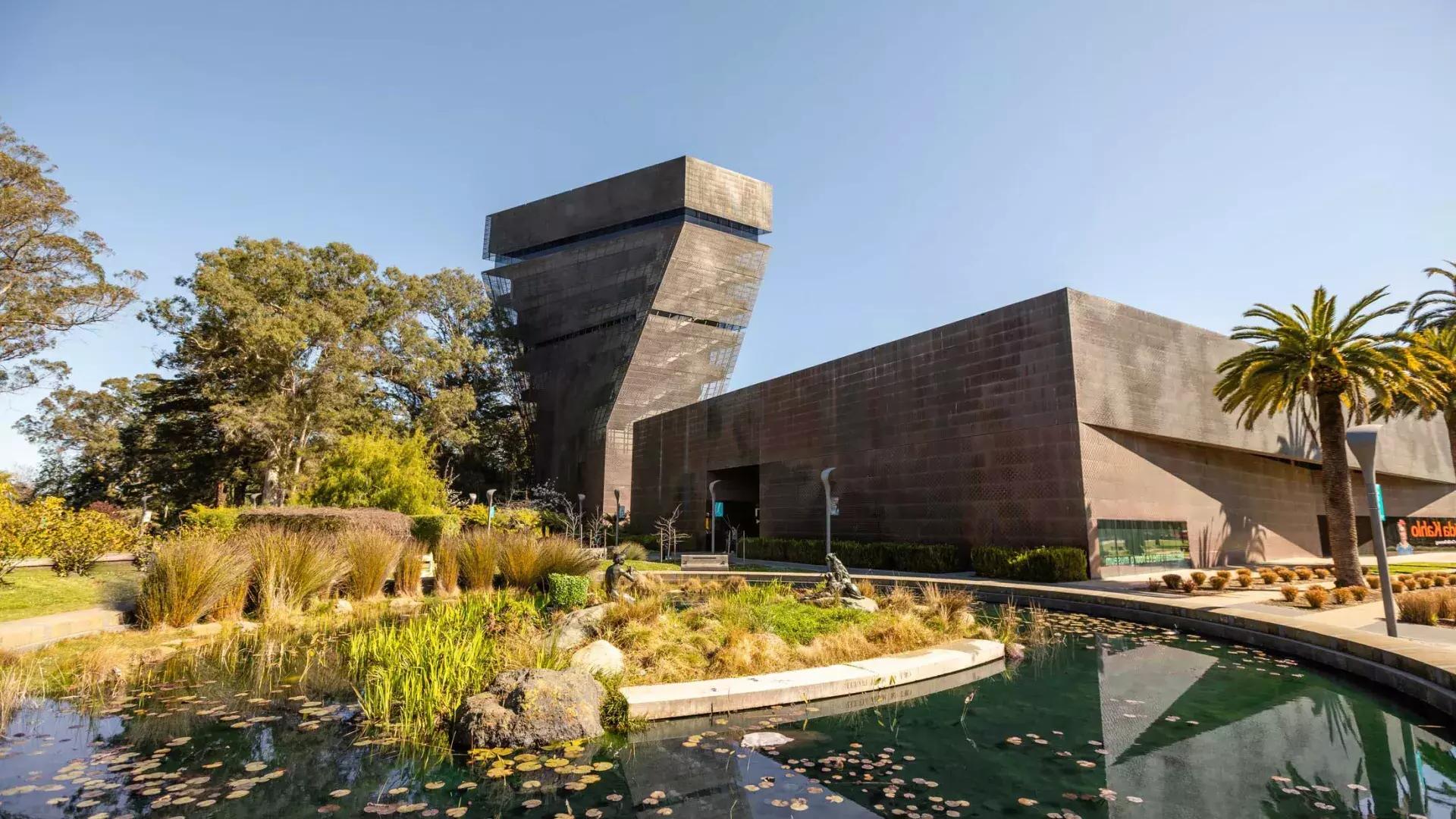 现代而有棱角的杨博物馆的外观. 贝博体彩app，加利福尼亚.