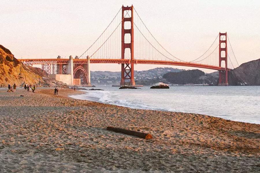 Baker Beach, 在贝博体彩app, é retratada com a Ponte Golden Gate ao fundo
