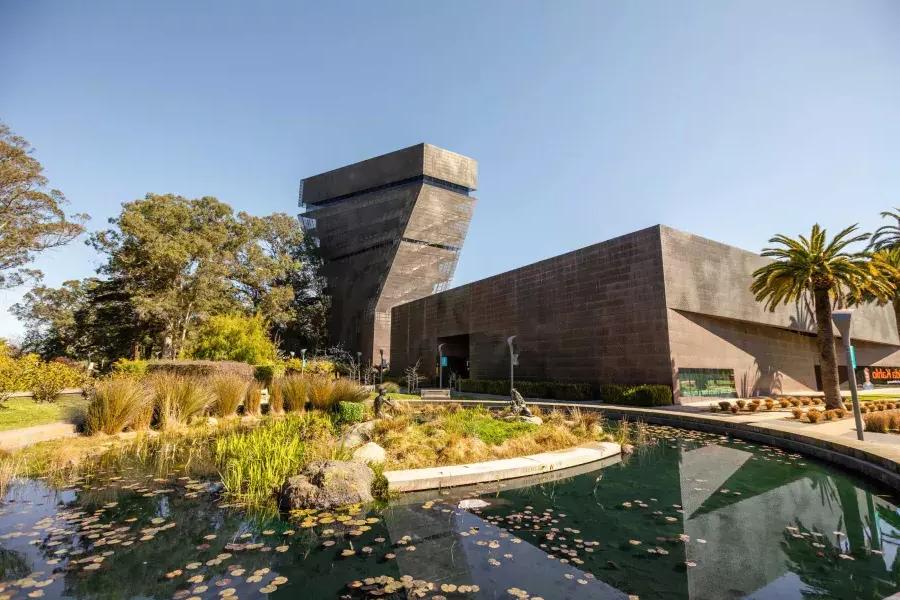 杨博物馆的外观，现代而有棱角的. 贝博体彩app，加利福尼亚.