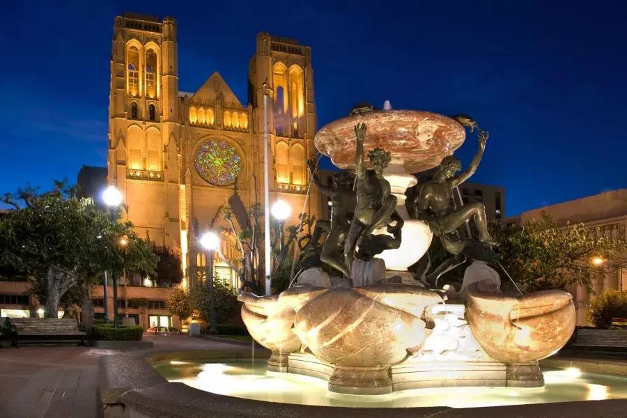 贝博体彩app的格蕾丝大教堂是在晚上画的，前面有一个华丽的喷泉.