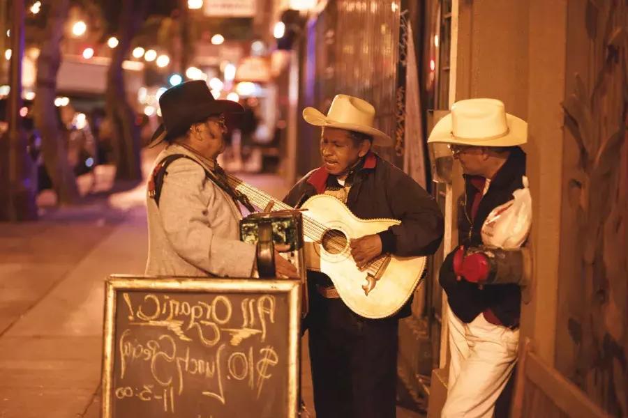 Três músicos mexicanos se apresentam em uma rua do Mission District de São Francisco.