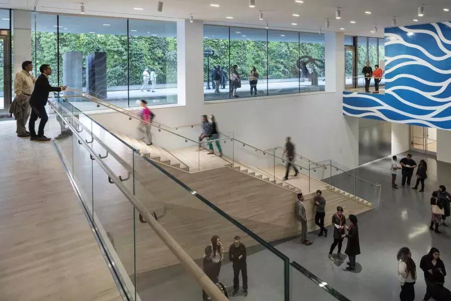 人们在贝博体彩app现代艺术博物馆(SFMOMA)宽敞的中庭院里上上下下楼梯.