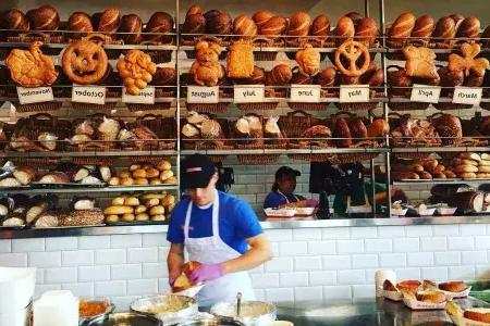 在贝博体彩app的布丁面包店，面包师制作面包。.