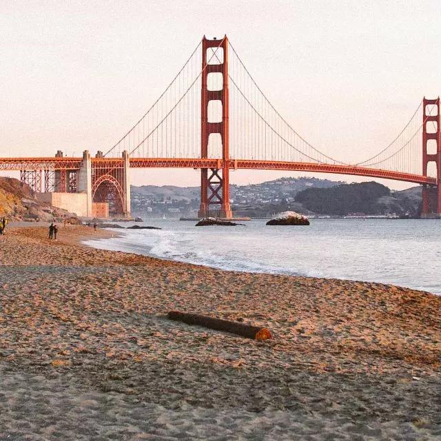 San Francisco's Baker Beach is pictured with the 金门大桥 in the background