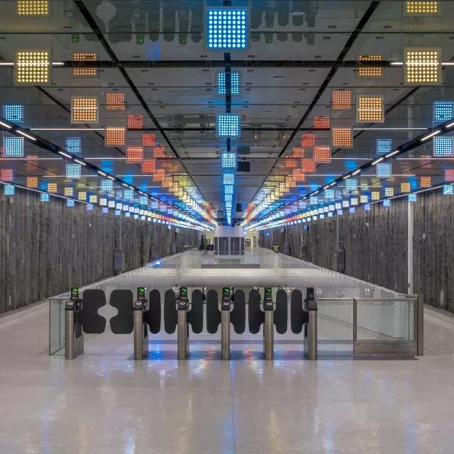 Muni车站的“天空中的露西”灯光艺术装置.