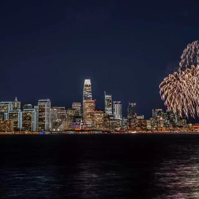 Fogos de artifício explodem no horizonte da cidade de São Francisco.