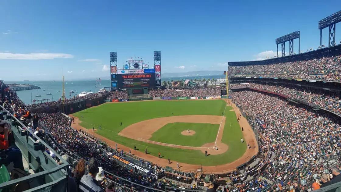 从看台上看贝博体彩app的甲骨文公园, 棒球with the diamond in the foreground and in the San Francisco Bay背景.